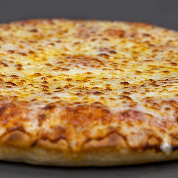 Primo piano di una teglia di pizza con mozzarella filante e dorata