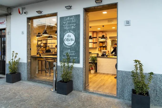 La vetrina di Da Vittorio in Via Pagliera 53